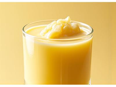 Segelas jus durian monthong kuning pekat, kental dan creamy.