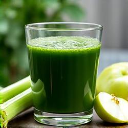Segelas jus hijau pekat dengan celery dan epal hijau.