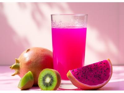 Segelas jus buah naga berwarna merah jambu cerah dengan biji kiwi hitam.