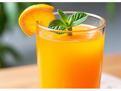 Segelas jus oren segar dengan irisan oren dan daun pudina.