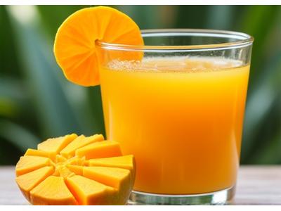 Segelas jus mangga kuning keemasan yang pekat dengan hirisan mangga.