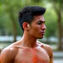 Ben Lim, seorang pelari marathon, sedang meregangkan badan di taman.