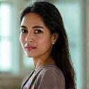 Siti Zulaikha, seorang profesional dalam suasana pejabat yang terang.